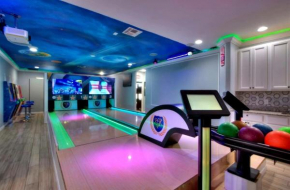 Hollywood Home in Resort
